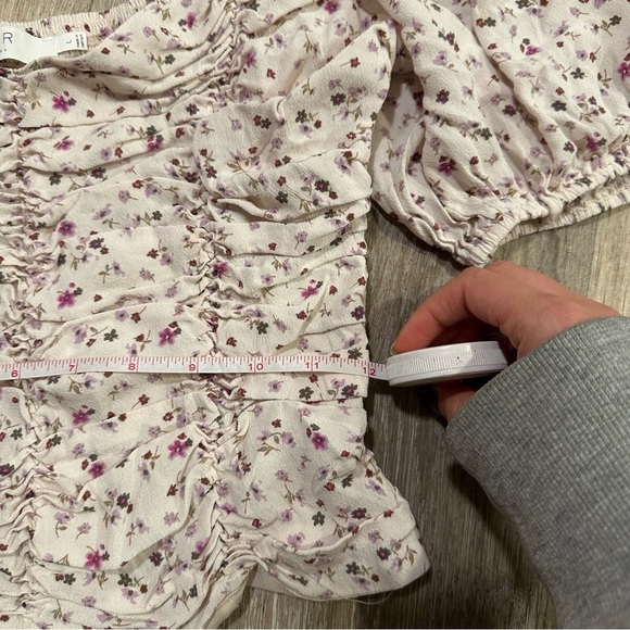 ASTR Ruched Short Sleeve Top in Cream & Lavender Ditsy Large - Picture 4 of 8